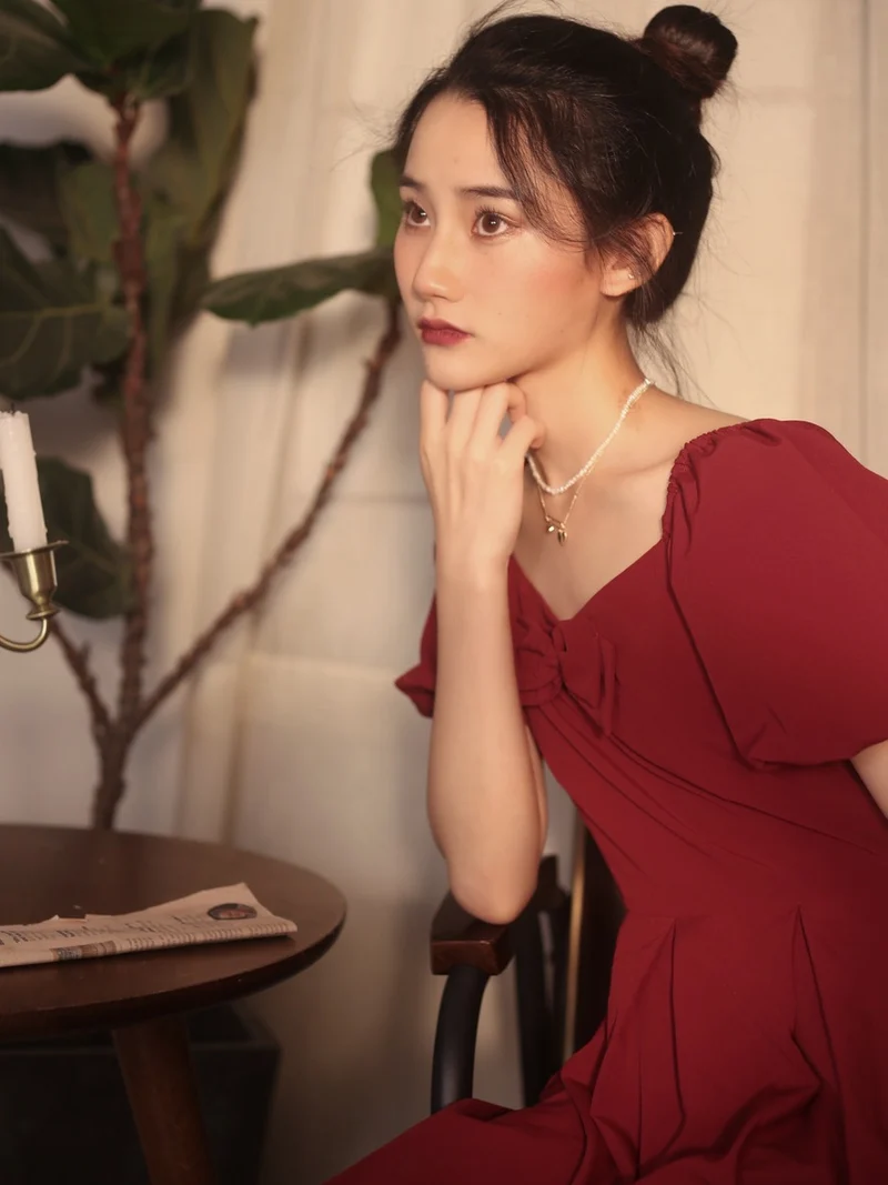 Mini-robe d'été courte bordeaux avec manches à bulles