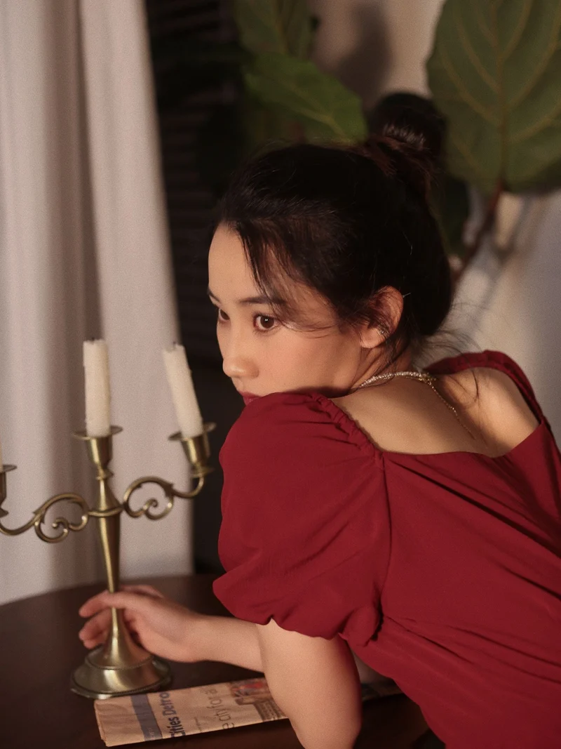 Mini-robe d'été courte bordeaux avec manches à bulles