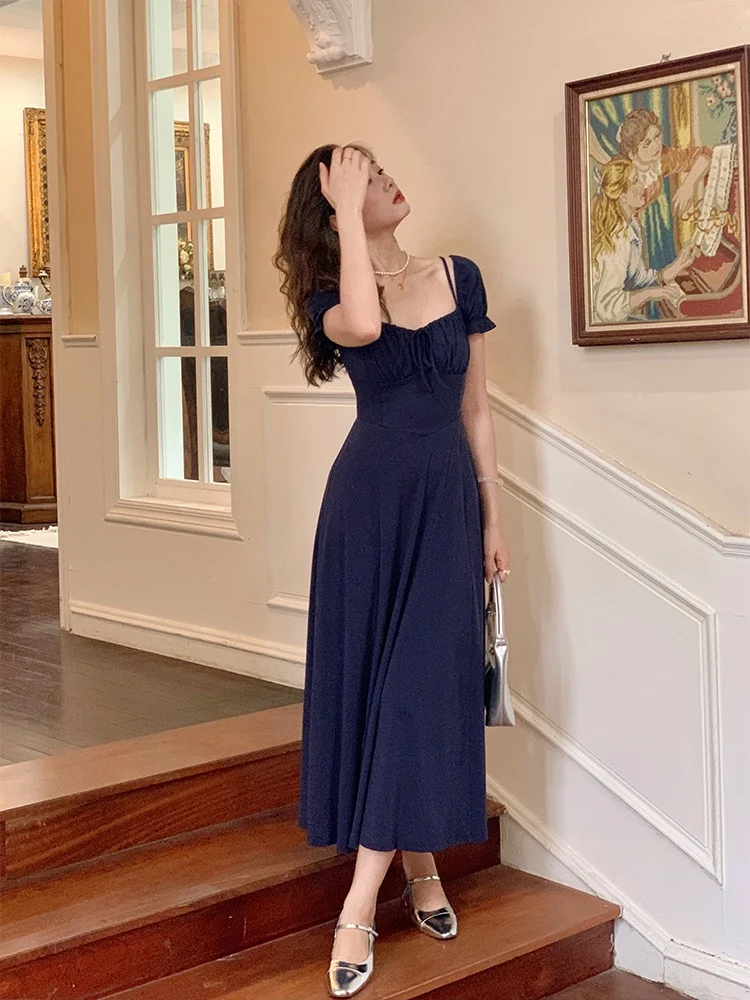 Robe d'été bleu marine à col carré et manches courtes