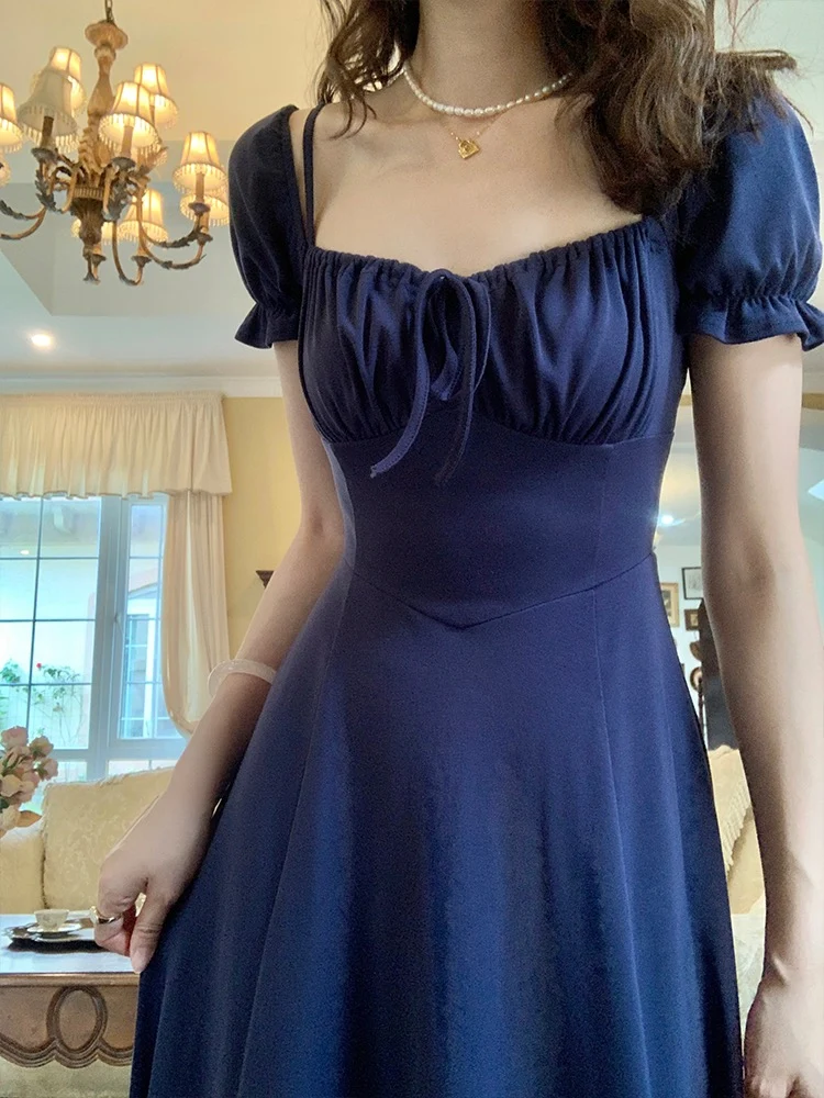 Robe d'été bleu marine à col carré et manches courtes