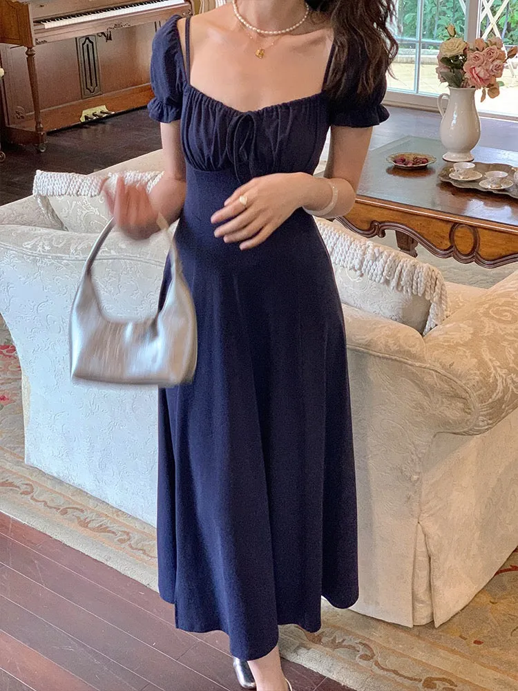Robe d'été bleu marine à col carré et manches courtes