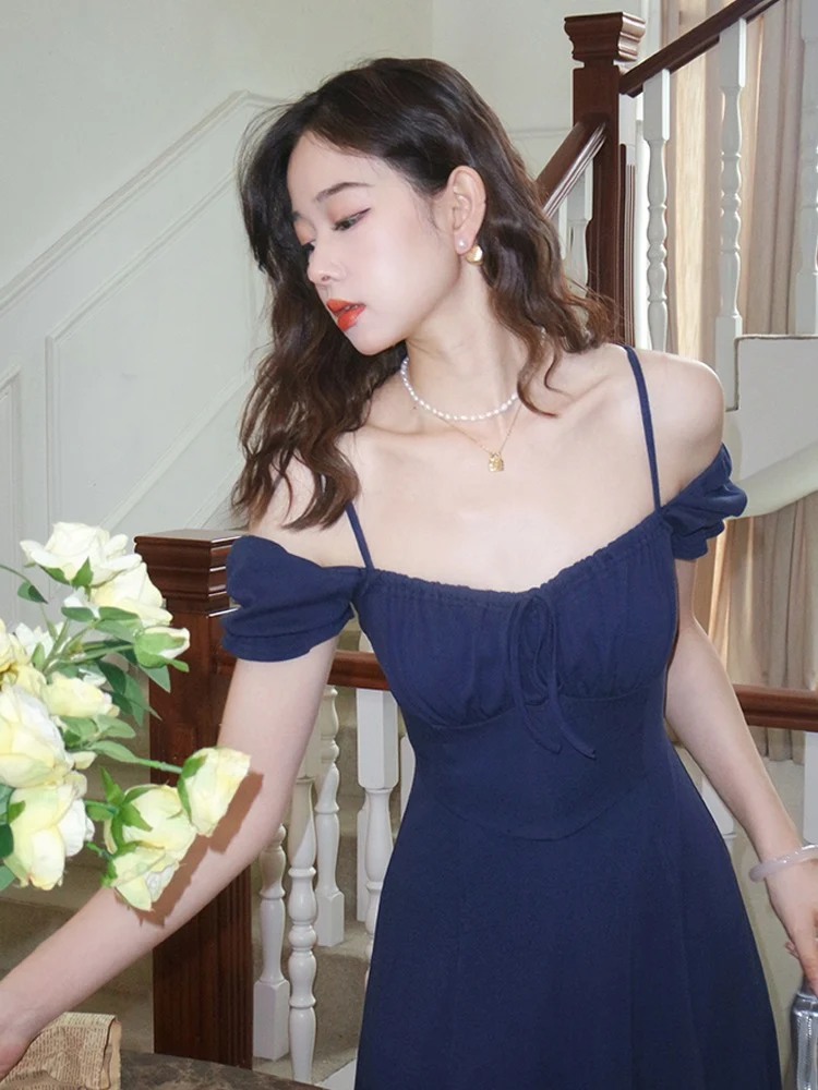 Robe d'été bleu marine à col carré et manches courtes