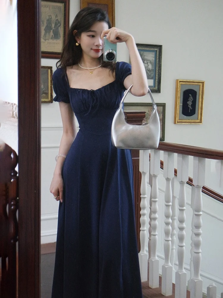 Robe d'été bleu marine à col carré et manches courtes