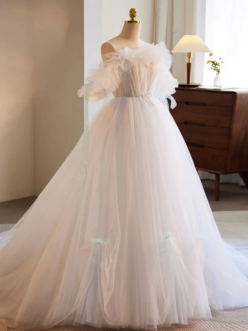 Robe de mariée blanche en tulle princesse sans bretelles