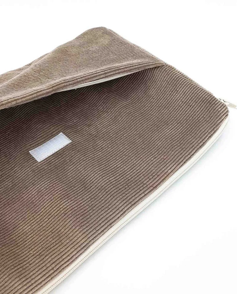 Housse d'ordinateur en velours upcyclé
