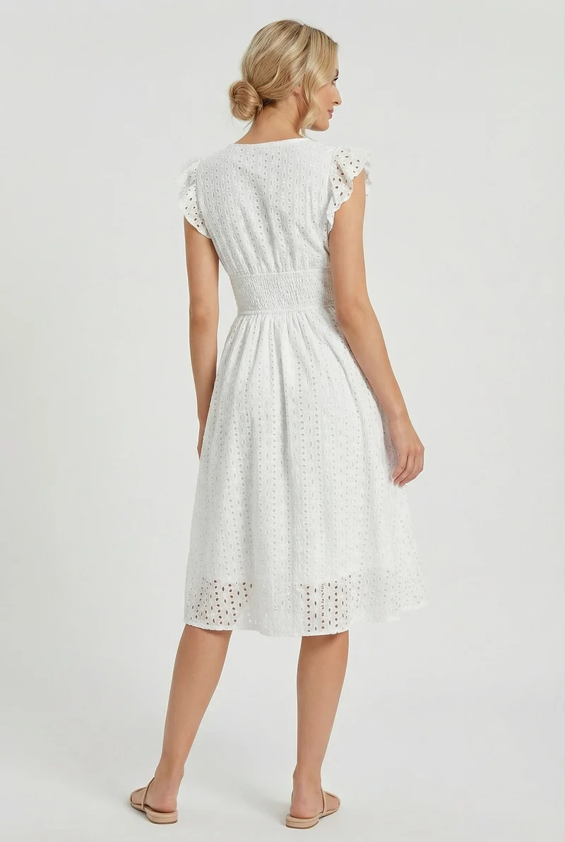 Vêtement mi-long pour femme - robe trapèze ajourée à taille smockée | vacances