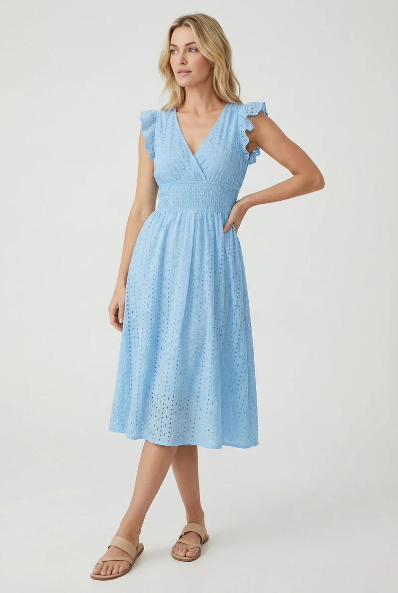 Vêtement mi-long pour femme - robe trapèze ajourée à taille smockée | vacances