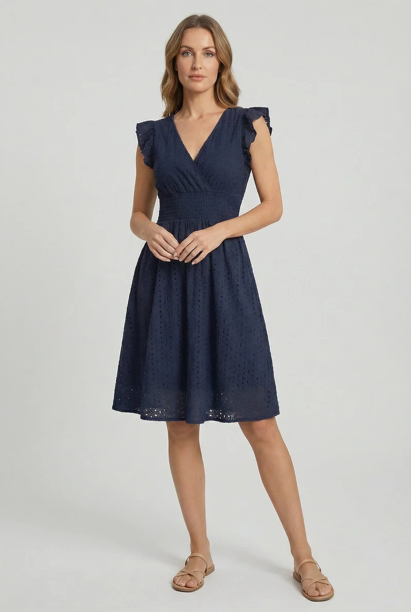 Vêtement mi-long pour femme - robe trapèze ajourée à taille smockée | vacances