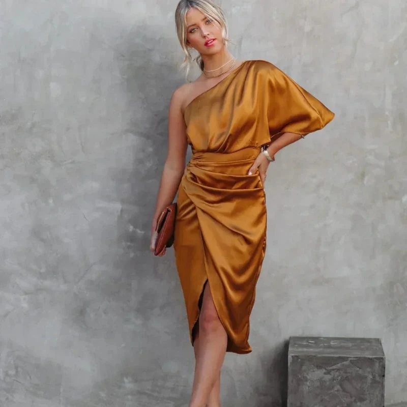 Robe portefeuille courte asymétrique à une épaule avec fente