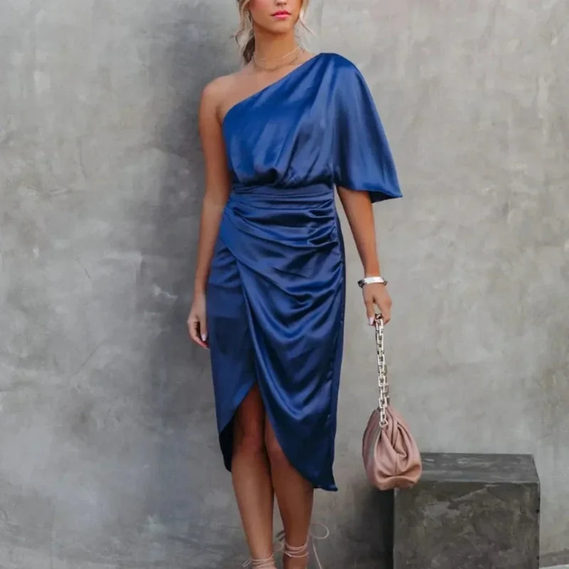 Robe portefeuille courte asymétrique à une épaule avec fente
