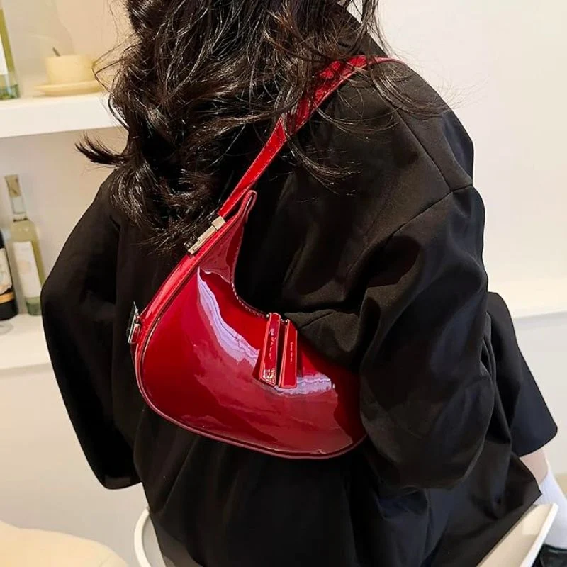Sac à Main Verni Demi-Lune en Cuir avec Bandoulière Réglable et Poches Zippées