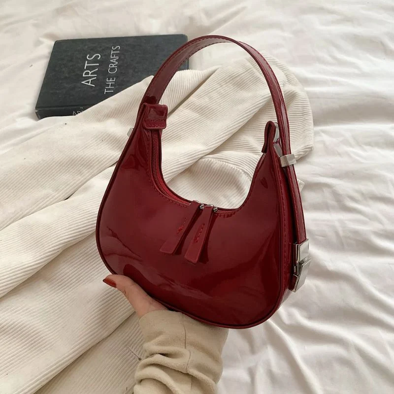 Sac à Main Verni Demi-Lune en Cuir avec Bandoulière Réglable et Poches Zippées