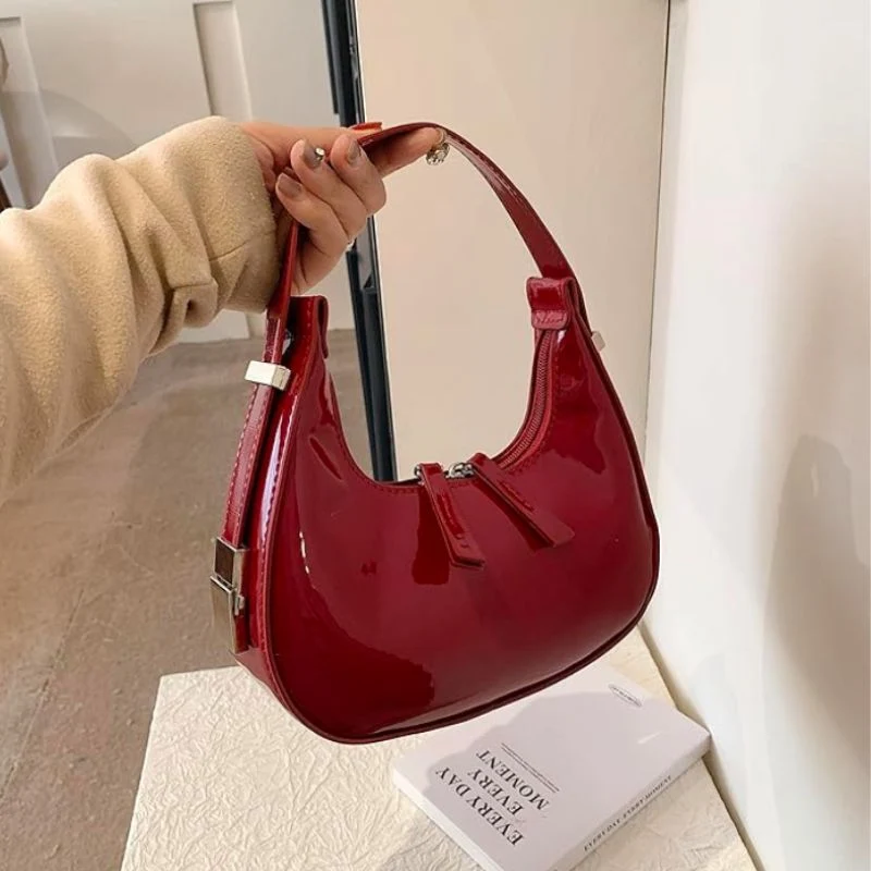 Sac à Main Verni Demi-Lune en Cuir avec Bandoulière Réglable et Poches Zippées