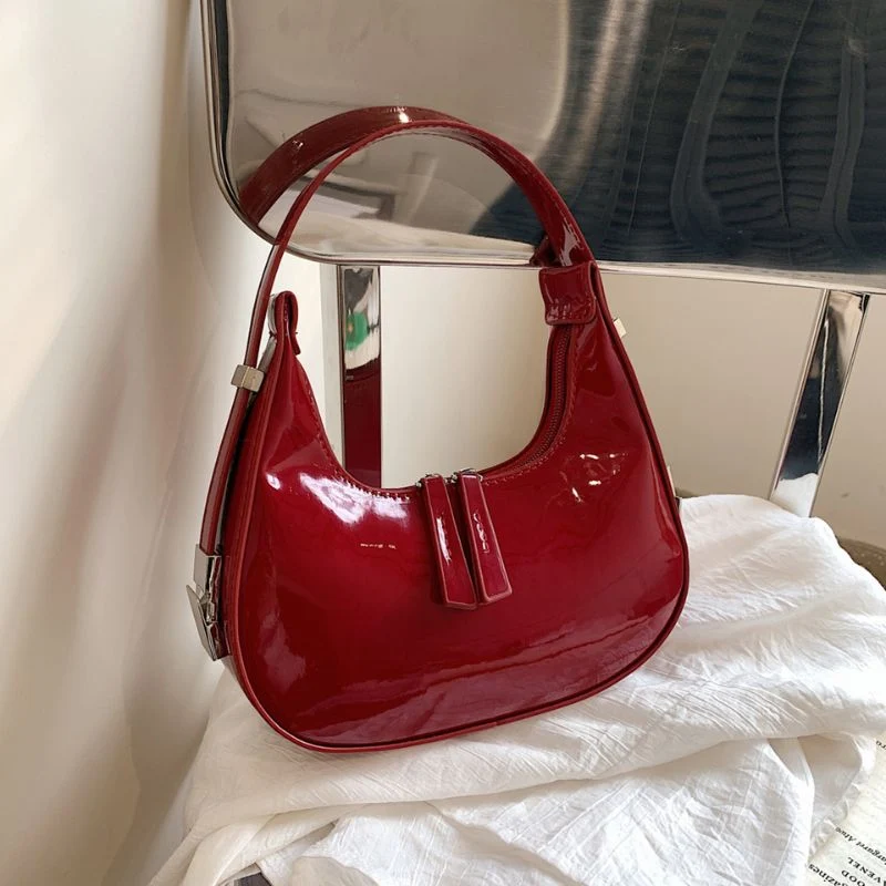 Sac à Main Verni Demi-Lune en Cuir avec Bandoulière Réglable et Poches Zippées