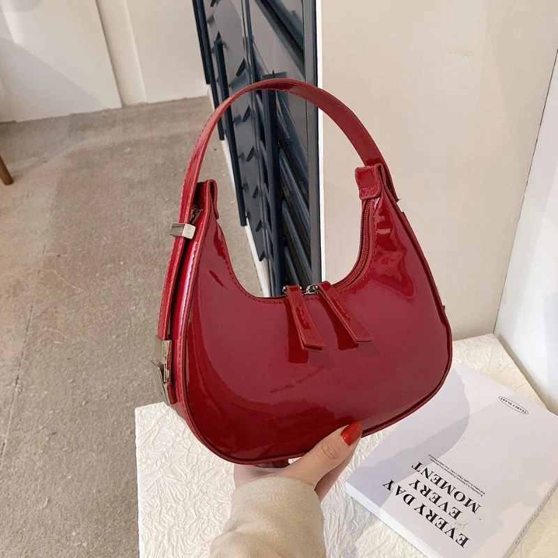 Sac à Main Verni Demi-Lune en Cuir avec Bandoulière Réglable et Poches Zippées