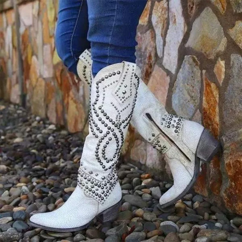 Bottes hautes à bout pointu avec perles décoratives