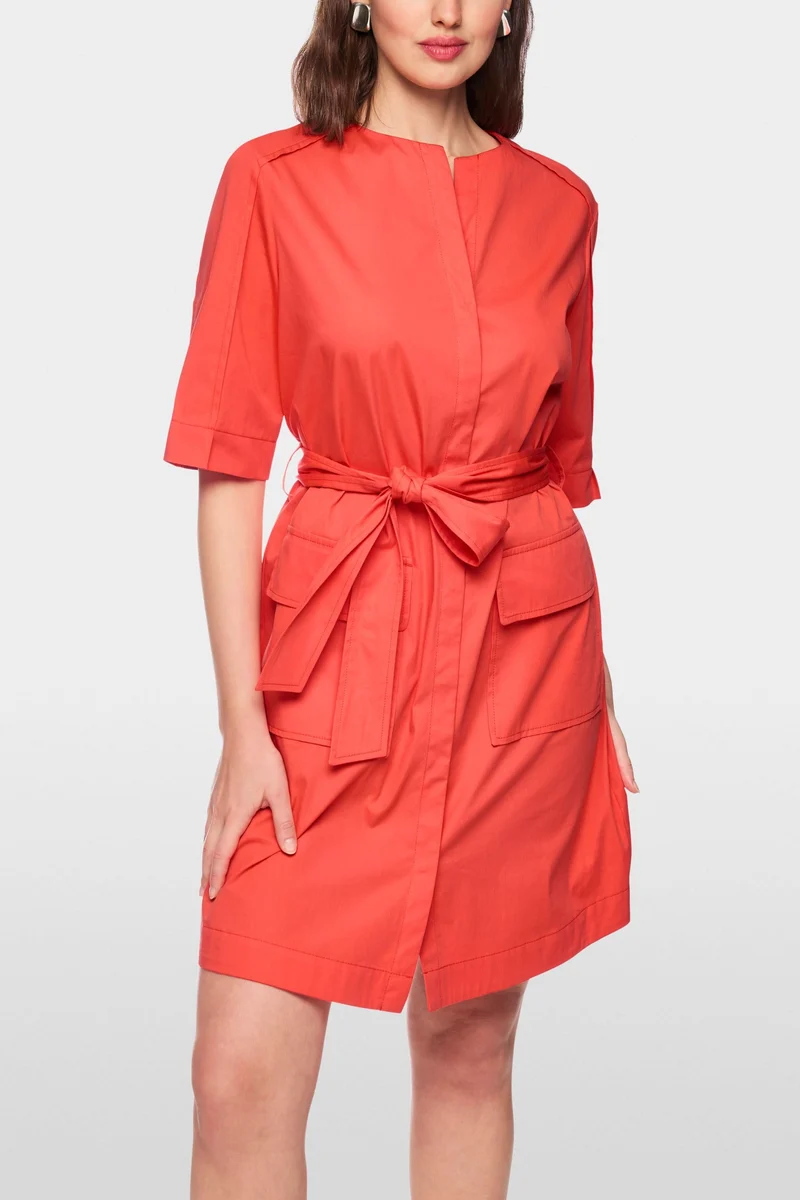 Robe ceinturée à manches courtes