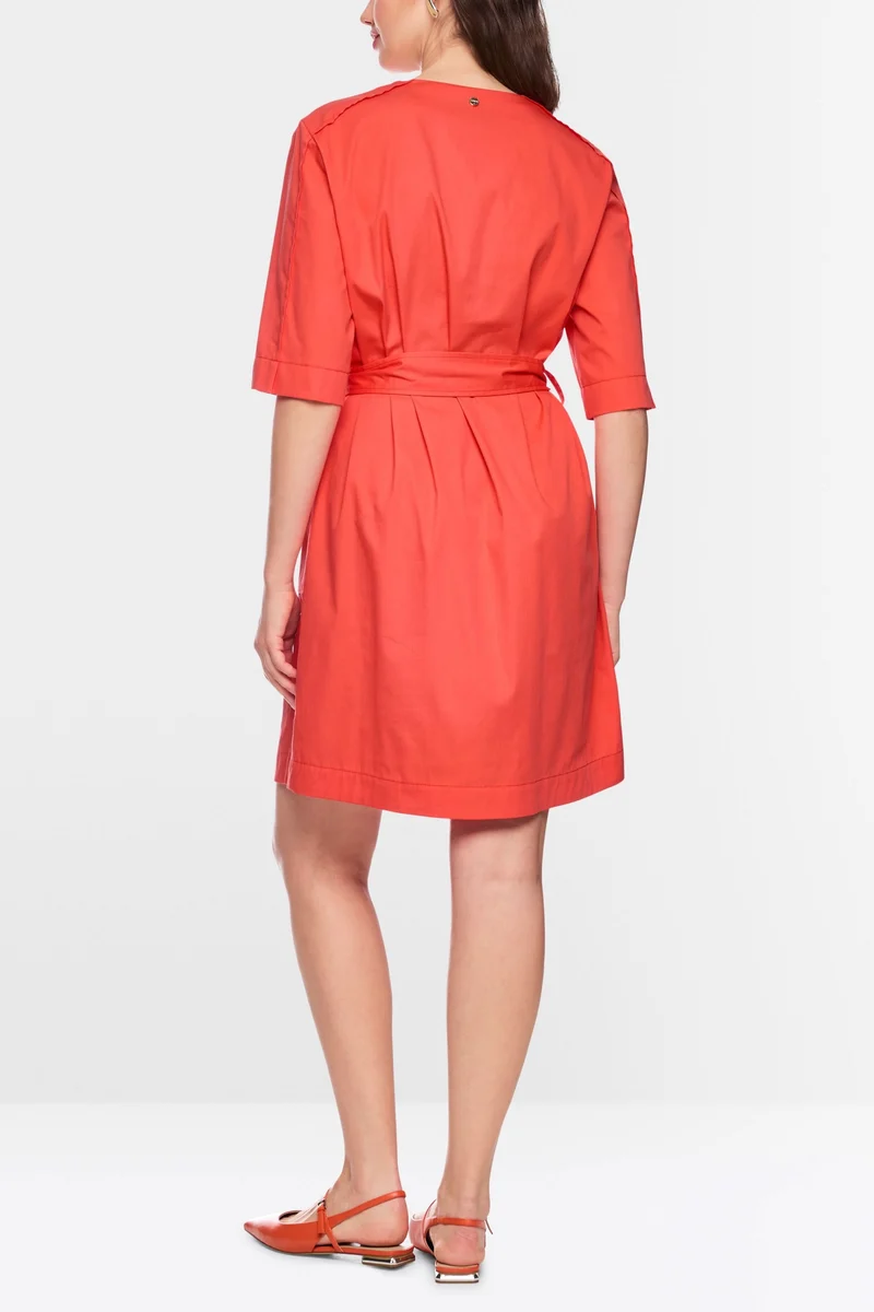 Robe ceinturée à manches courtes