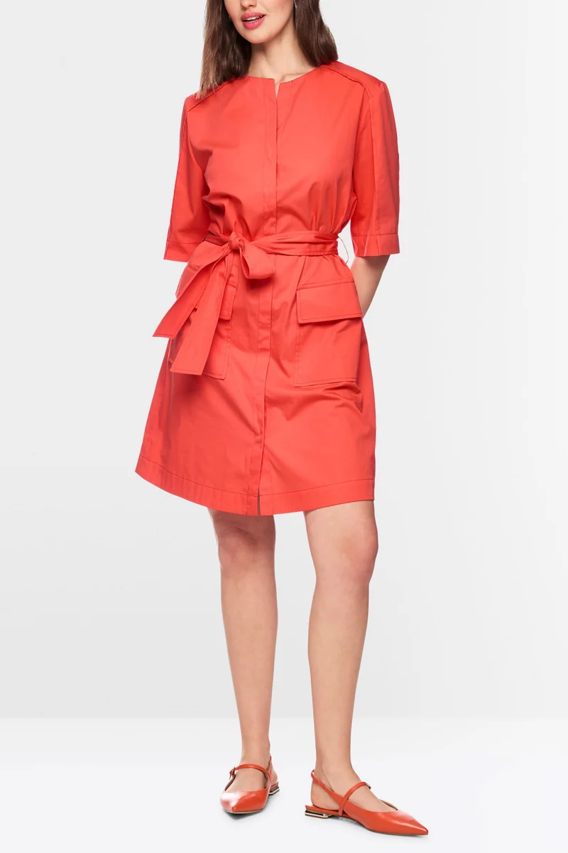 Robe ceinturée à manches courtes