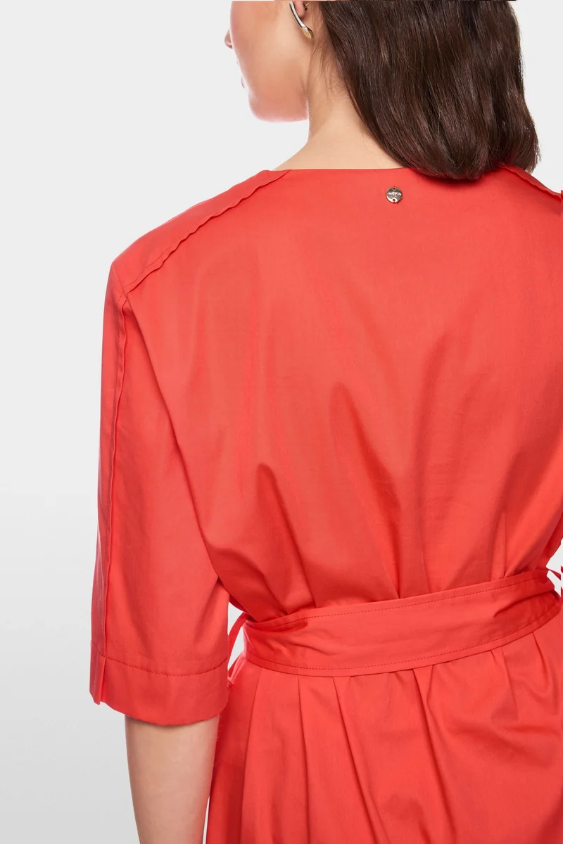 Robe ceinturée à manches courtes