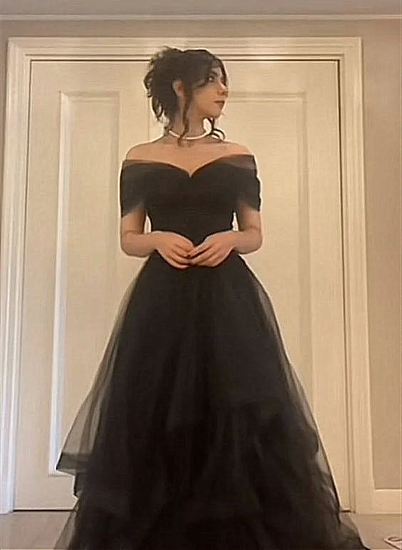 Robe de bal noire en tulle à épaules dénudées et décolleté en cœur