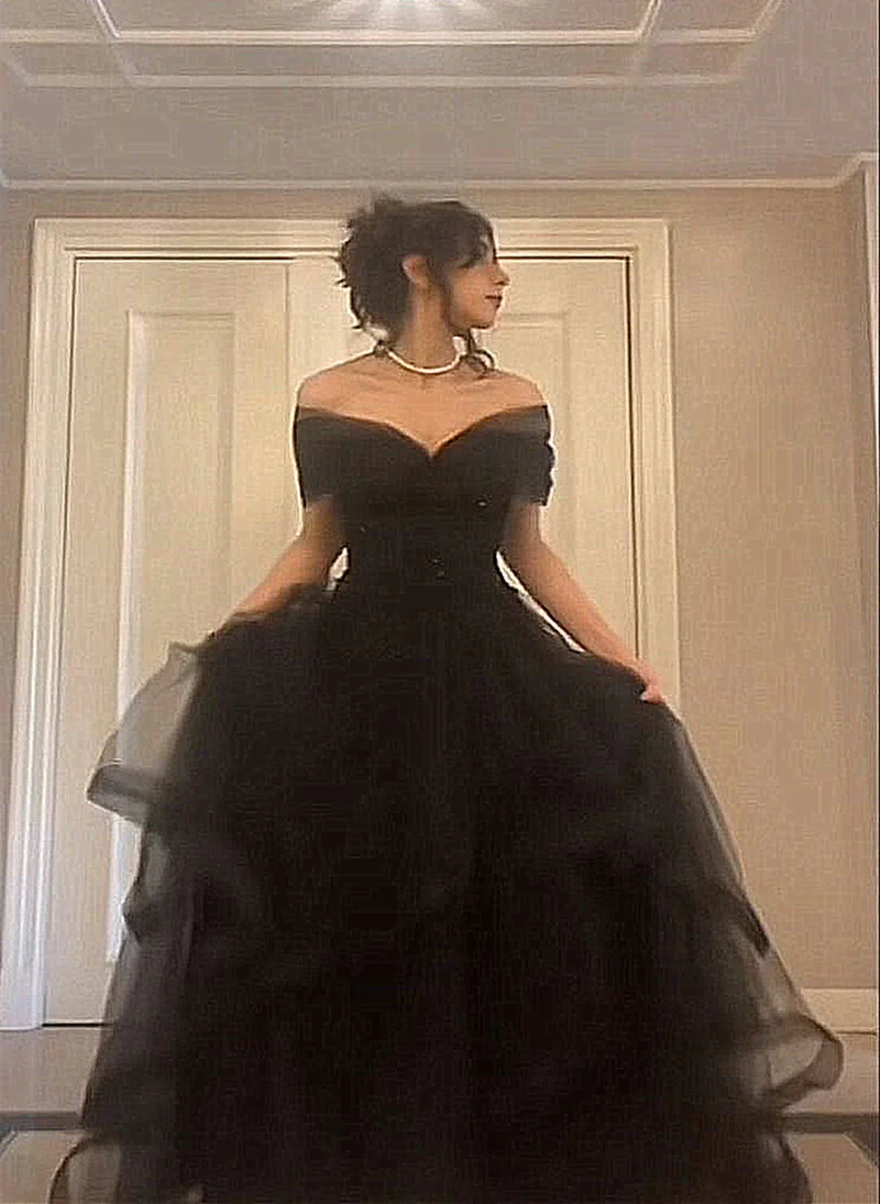 Robe de bal noire en tulle à épaules dénudées et décolleté en cœur