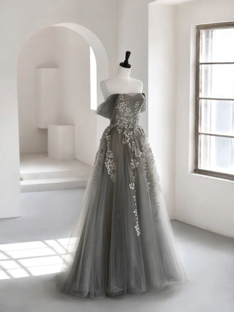 Robe de soirée longue grise en dentelle à col en cœur et coupe trapèze