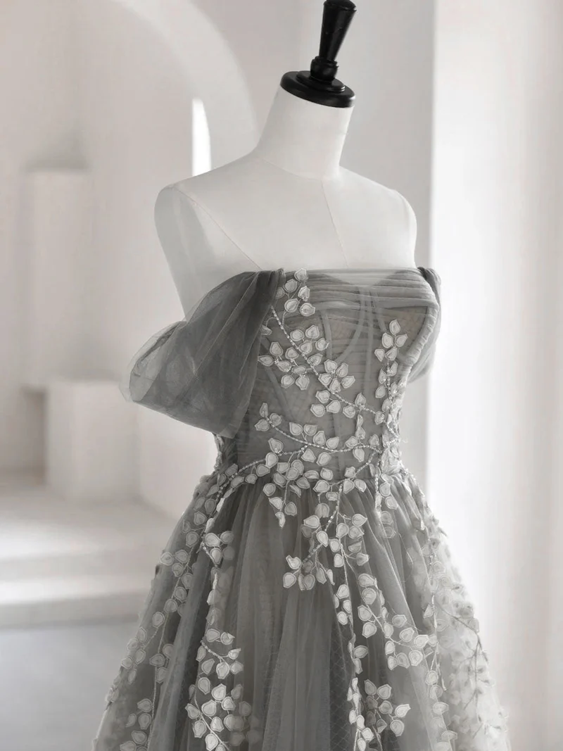 Robe de soirée longue grise en dentelle à col en cœur et coupe trapèze