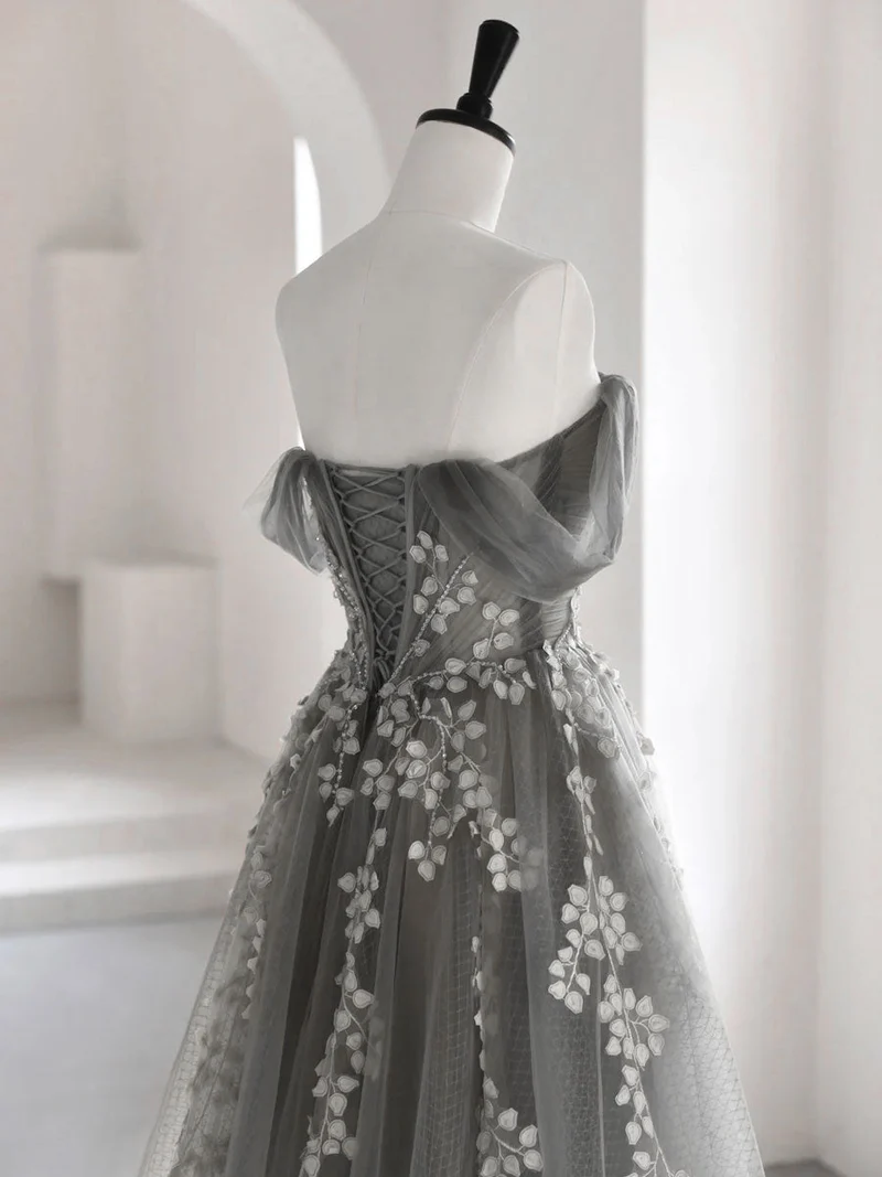 Robe de soirée longue grise en dentelle à col en cœur et coupe trapèze