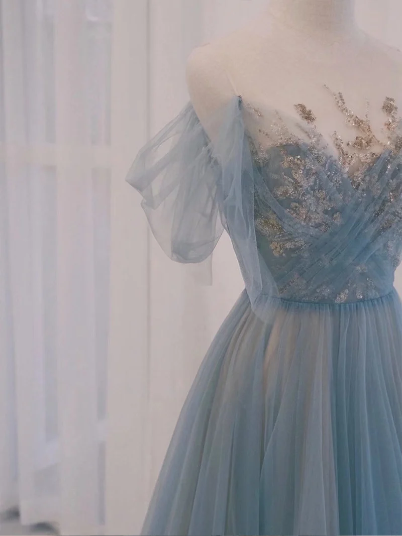 Robe de bal longue en tulle gris bleu avec détails en paillettes et dentelle