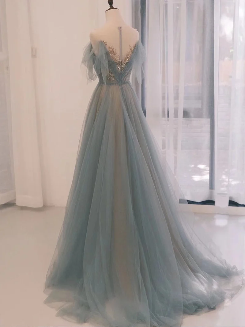 Robe de bal longue en tulle gris bleu avec détails en paillettes et dentelle
