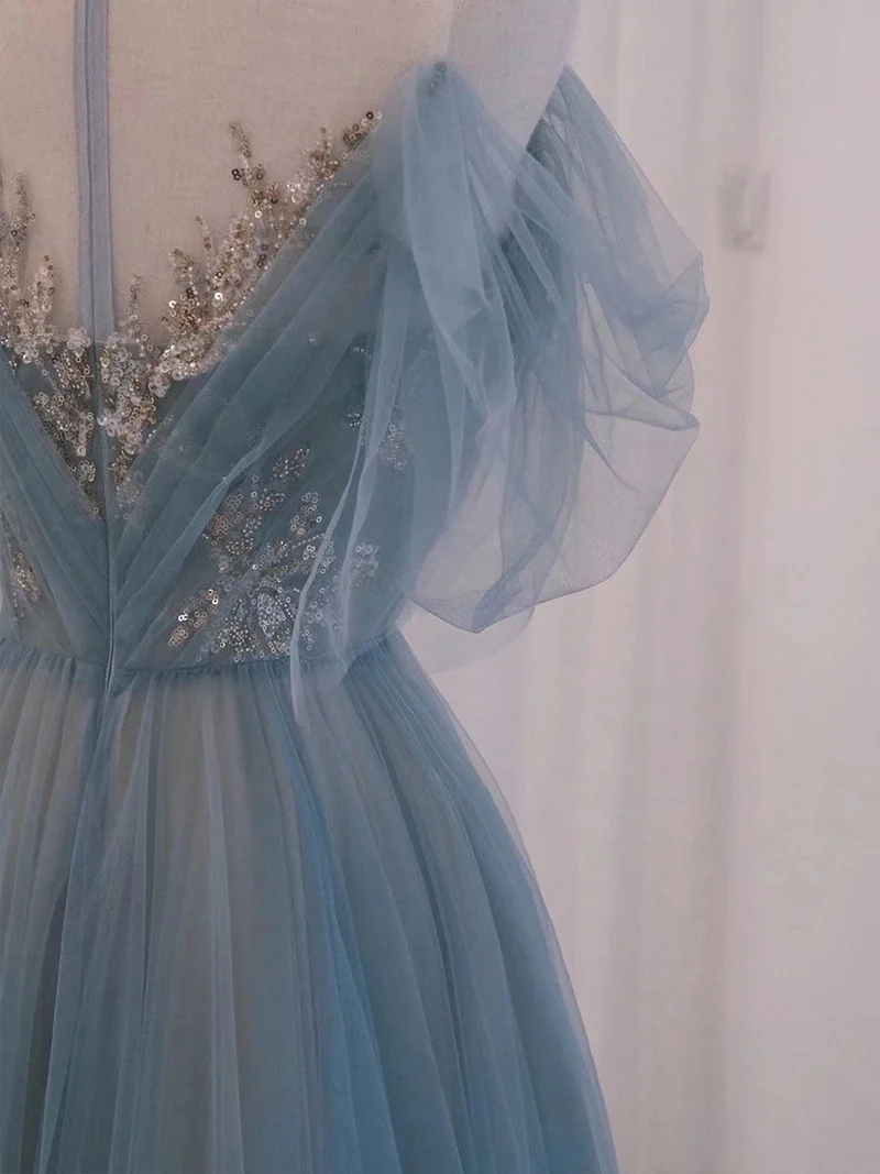 Robe de bal longue en tulle gris bleu avec détails en paillettes et dentelle