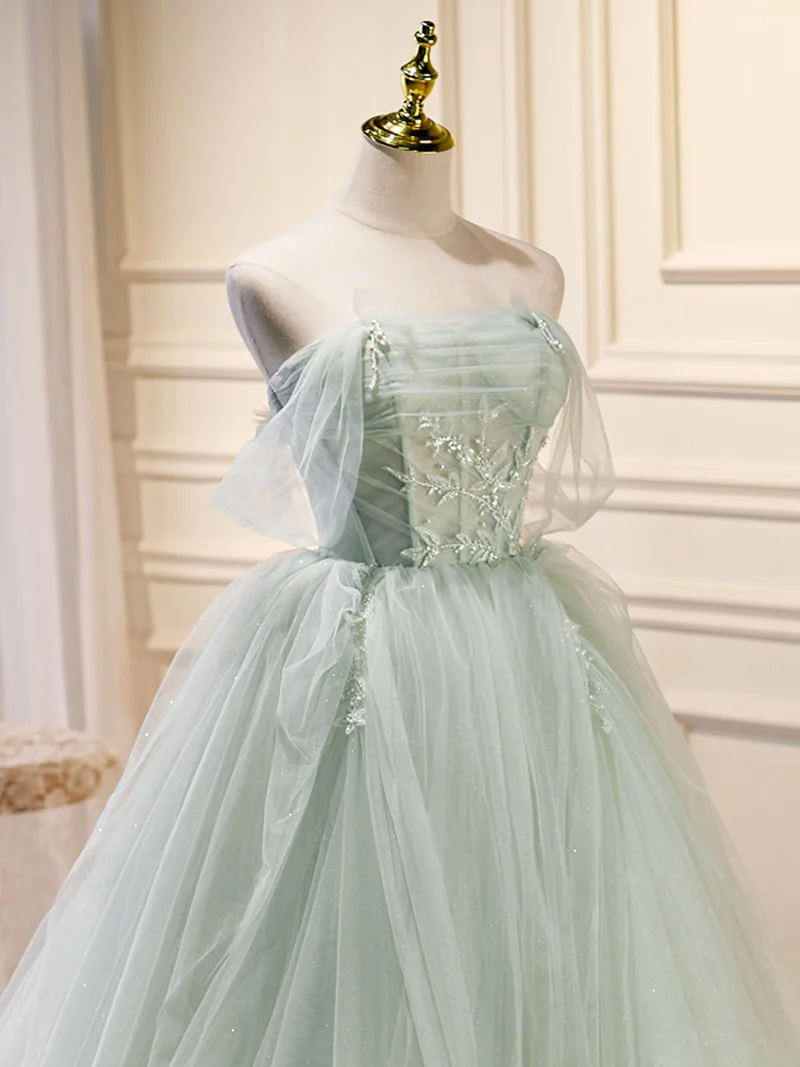 Robe de bal longue verte en tulle à épaules dénudées et coupe trapèze avec détails en perles