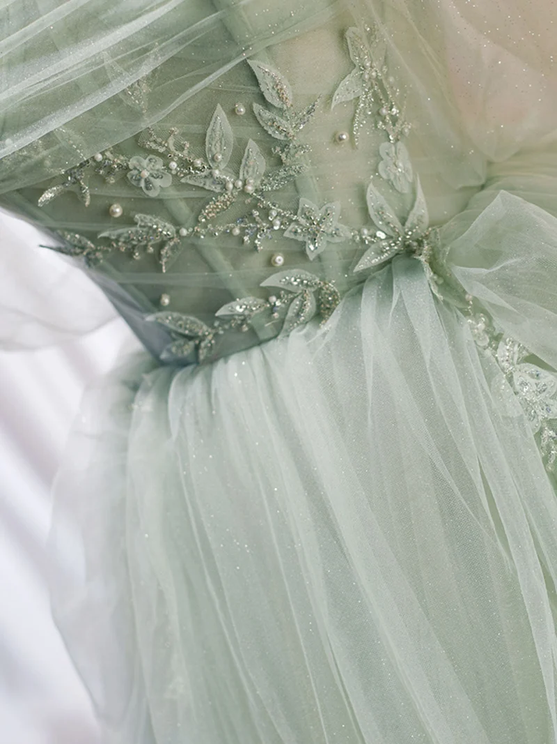 Robe de bal longue verte en tulle à épaules dénudées et coupe trapèze avec détails en perles