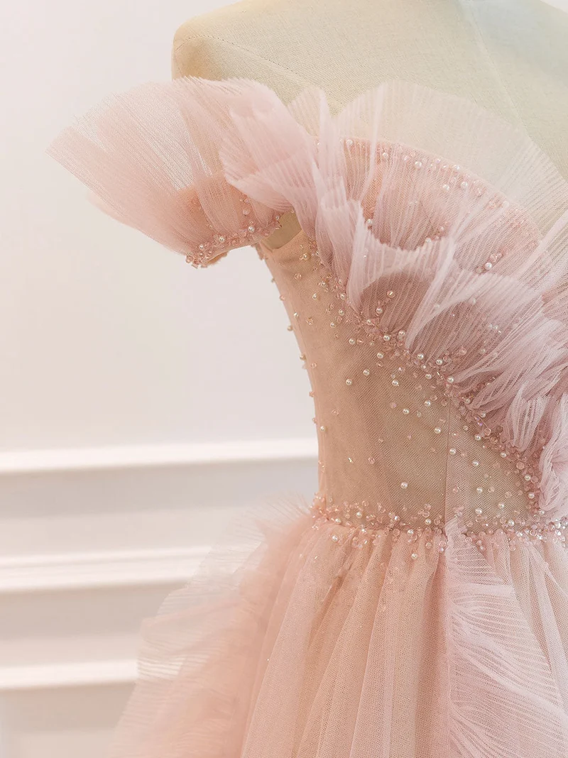 Robe de bal rose en tulle à épaules dénudées