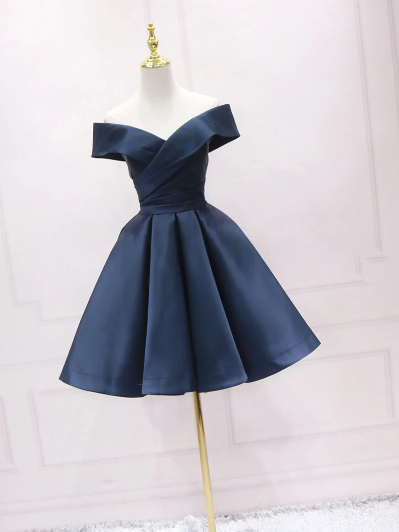 Robe de bal courte simple en satin bleu foncé à épaules dénudées