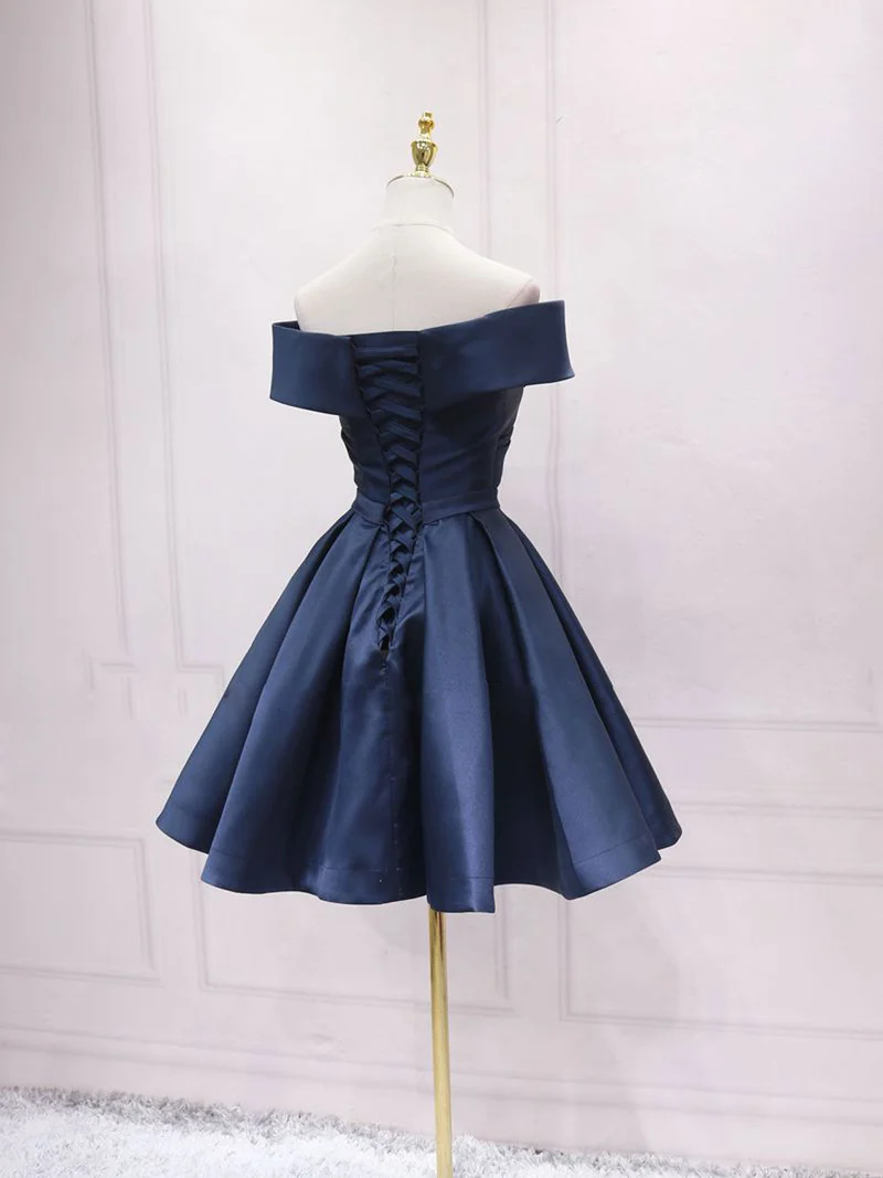 Robe de bal courte simple en satin bleu foncé à épaules dénudées