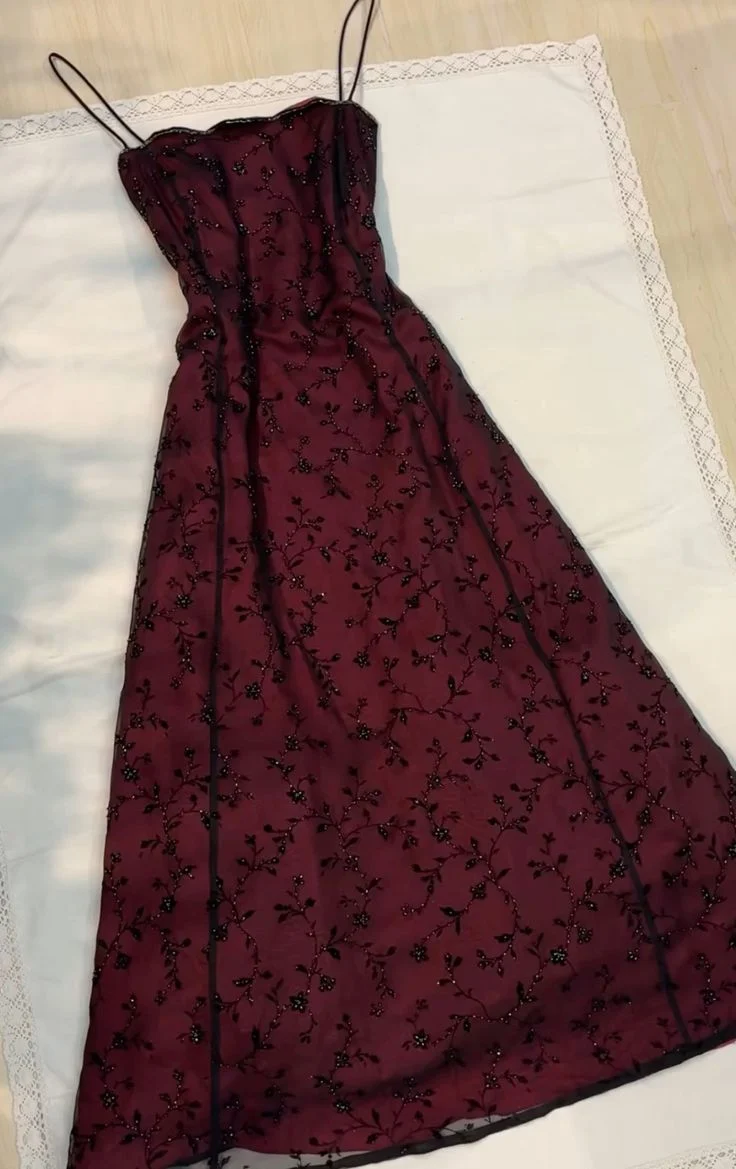 Robe de bal longue bordeaux en satin à bretelles spaghetti et dos lacé