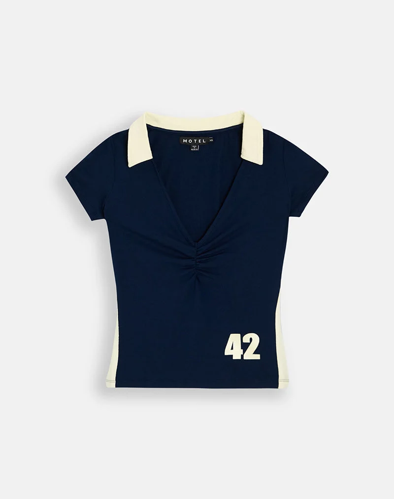 Haut Kufu bleu marine avec bordure de col couleur citron et imprimé « 42 »