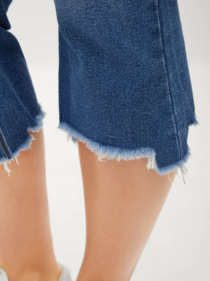 Pull-On Frayed Capri Hem Jeans