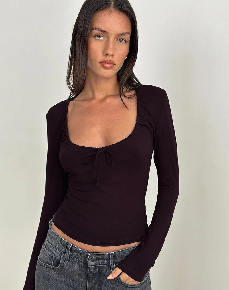 Aye Plunge Long Sleeve Top with Ruched Neck in Redwood (Top à manches longues plongeantes et encolure froncée en bois rouge)