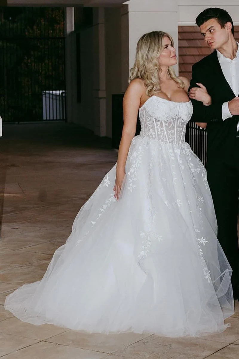 Robe de bal longue transparente sans bretelles avec appliques bleu aqua