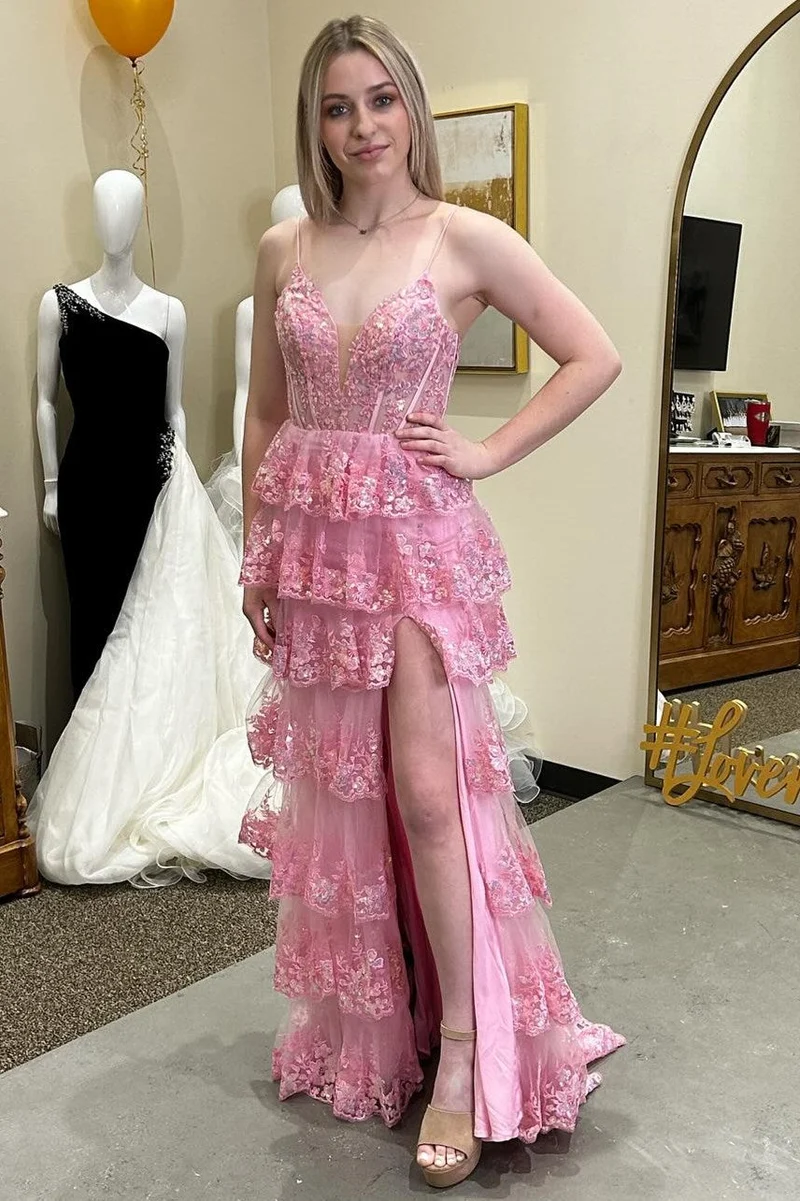 Robe longue rose pailletée à lacets et volants en dentelle avec fente