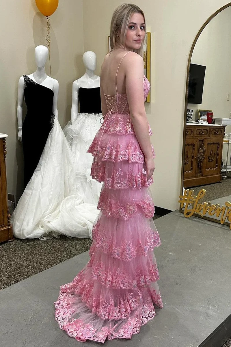 Robe longue rose pailletée à lacets et volants en dentelle avec fente