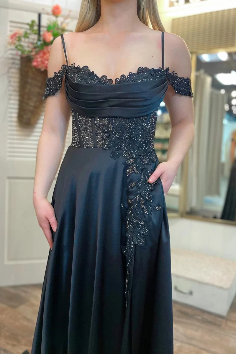 Robe formelle trapèze noire à épaules dénudées et perles avec fente