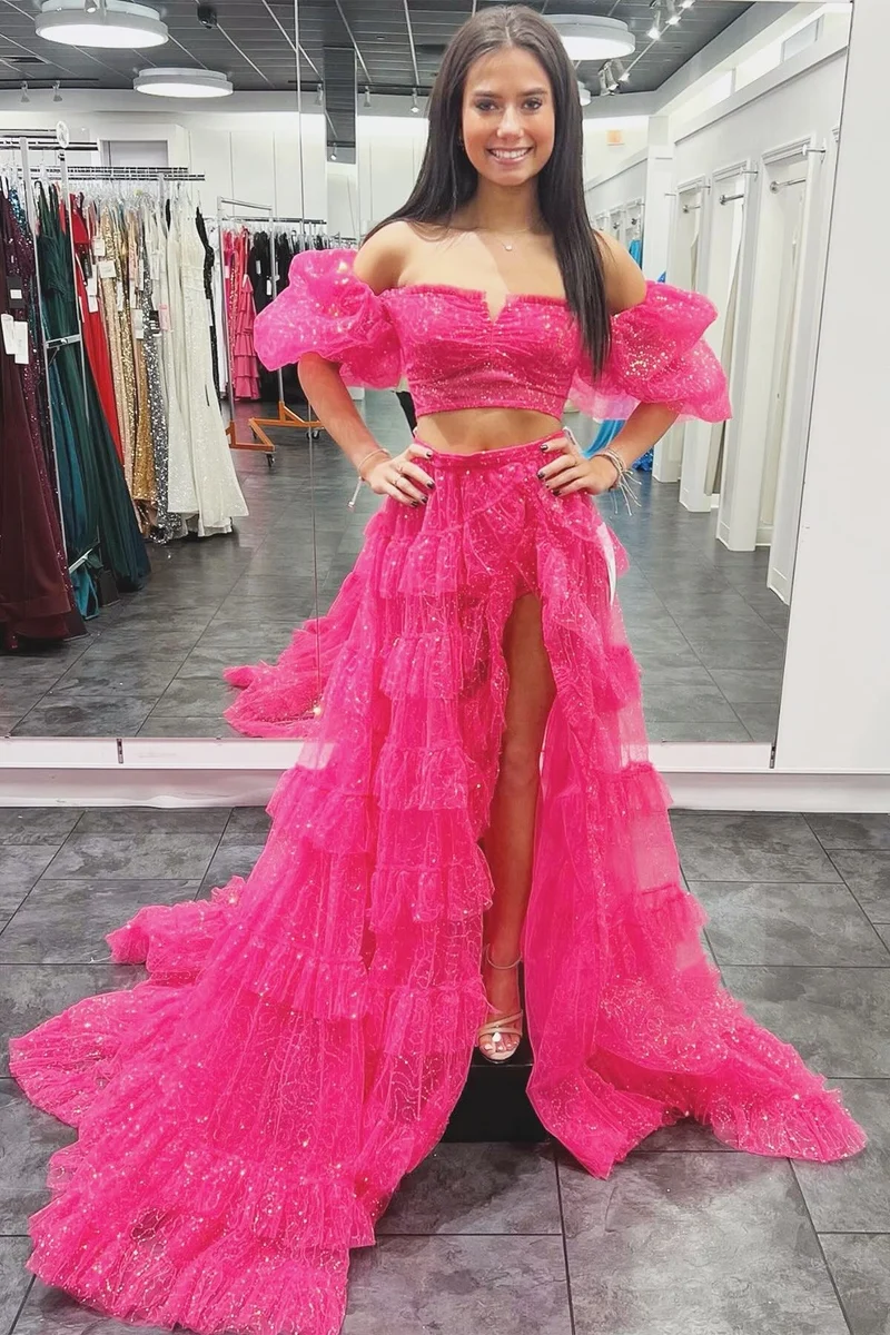 Robe de bal fuchsia deux pièces à manches bouffantes et à volants et paillettes avec fente