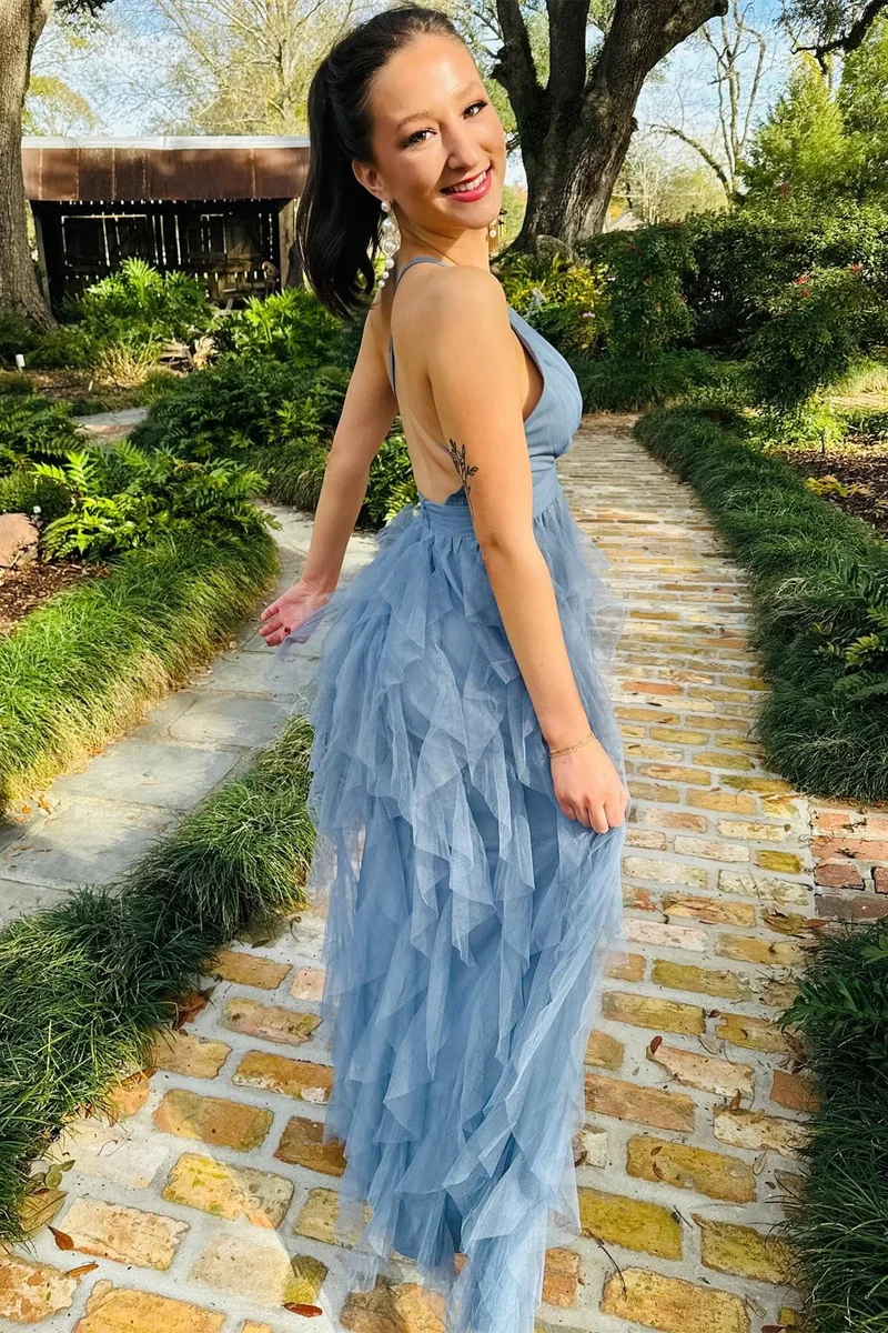 Robe de bal longue bleu poussiéreux à décolleté plongeant en V et à volants