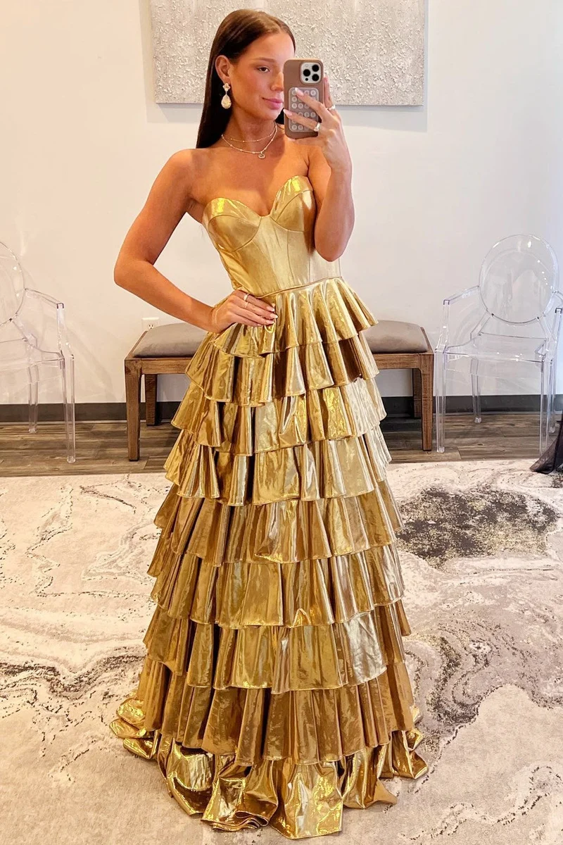 Robe de bal à volants et sans bretelles en or métallisé