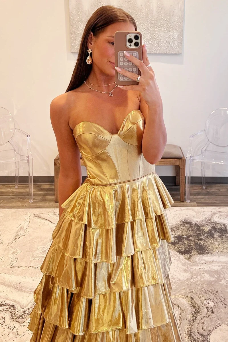 Robe de bal à volants et sans bretelles en or métallisé