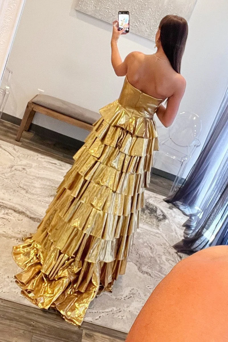 Robe de bal à volants et sans bretelles en or métallisé